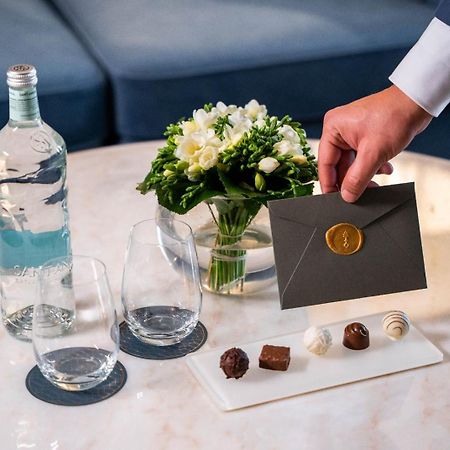 Jareed Hotel Ριάντ Εξωτερικό φωτογραφία A butler delivers a letter
