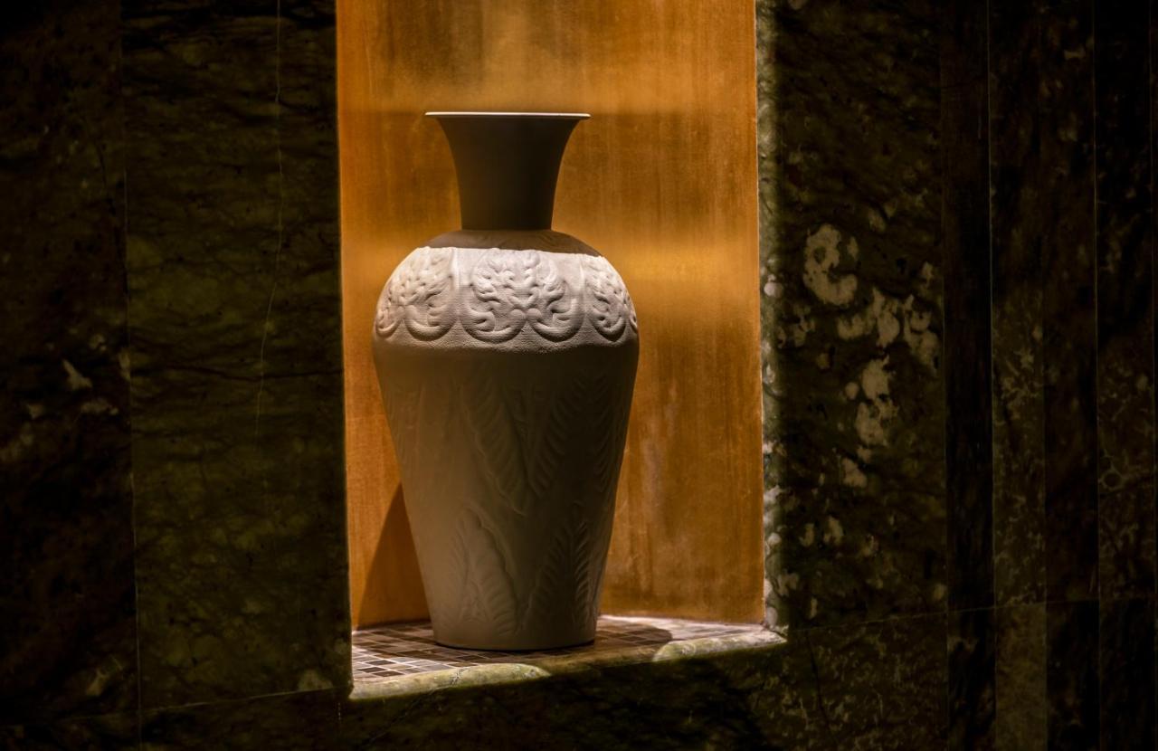 Jareed Hotel Ριάντ Εξωτερικό φωτογραφία A vase in the window of a house in the village of Gali