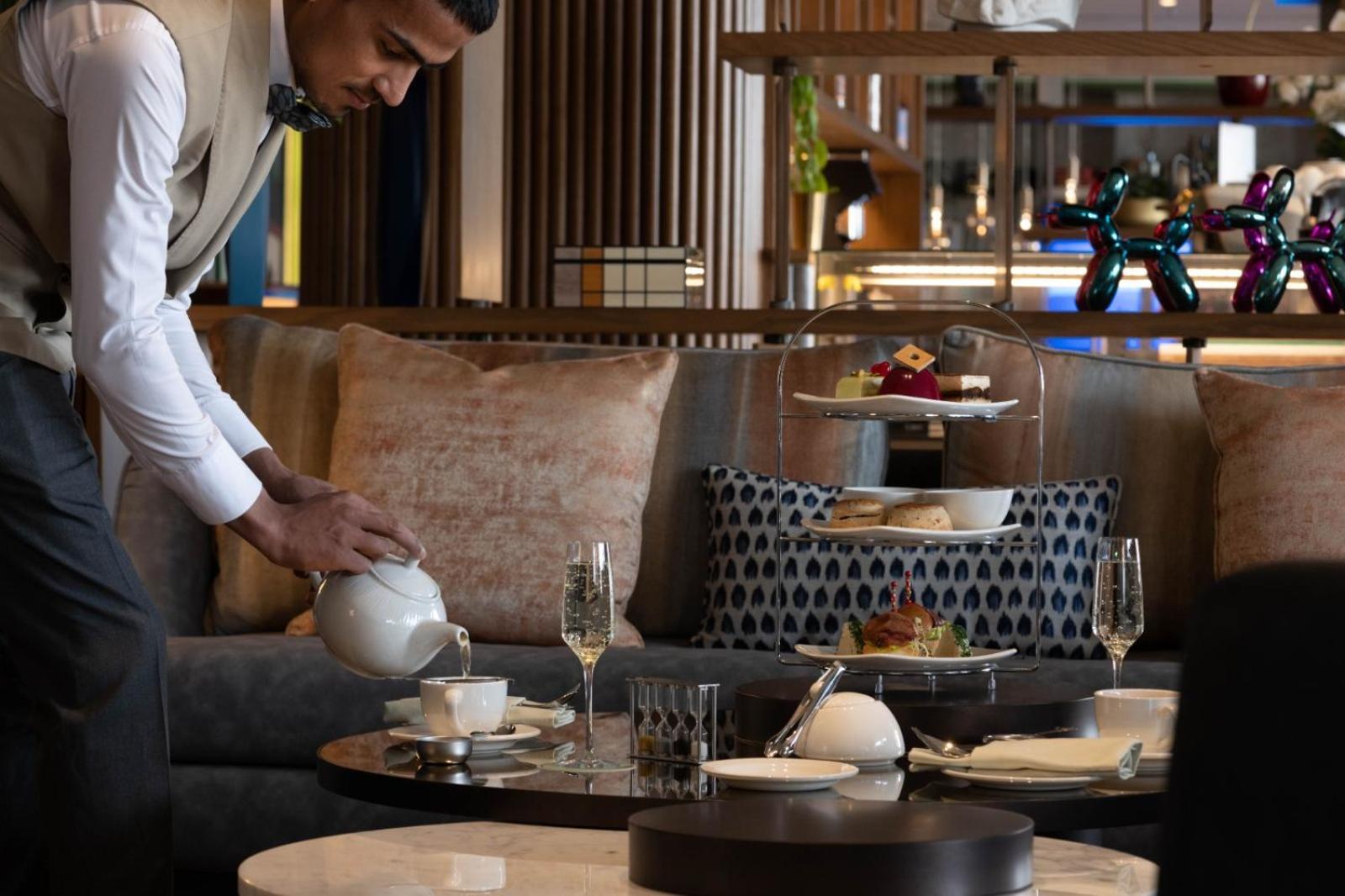 Jareed Hotel Ριάντ Εξωτερικό φωτογραφία A butler at work