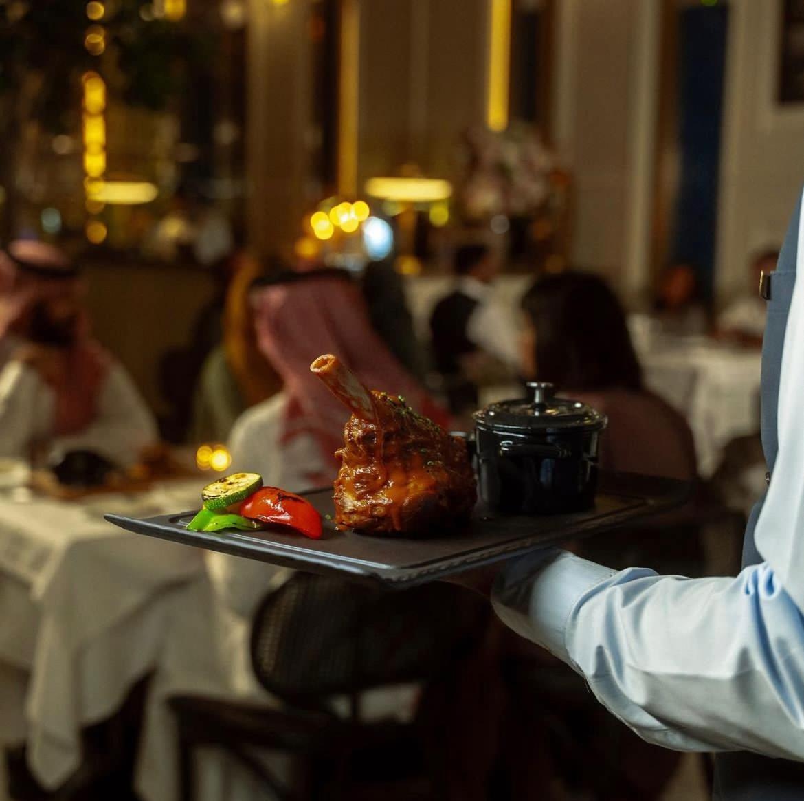 Jareed Hotel Ριάντ Εξωτερικό φωτογραφία A waiter serving food